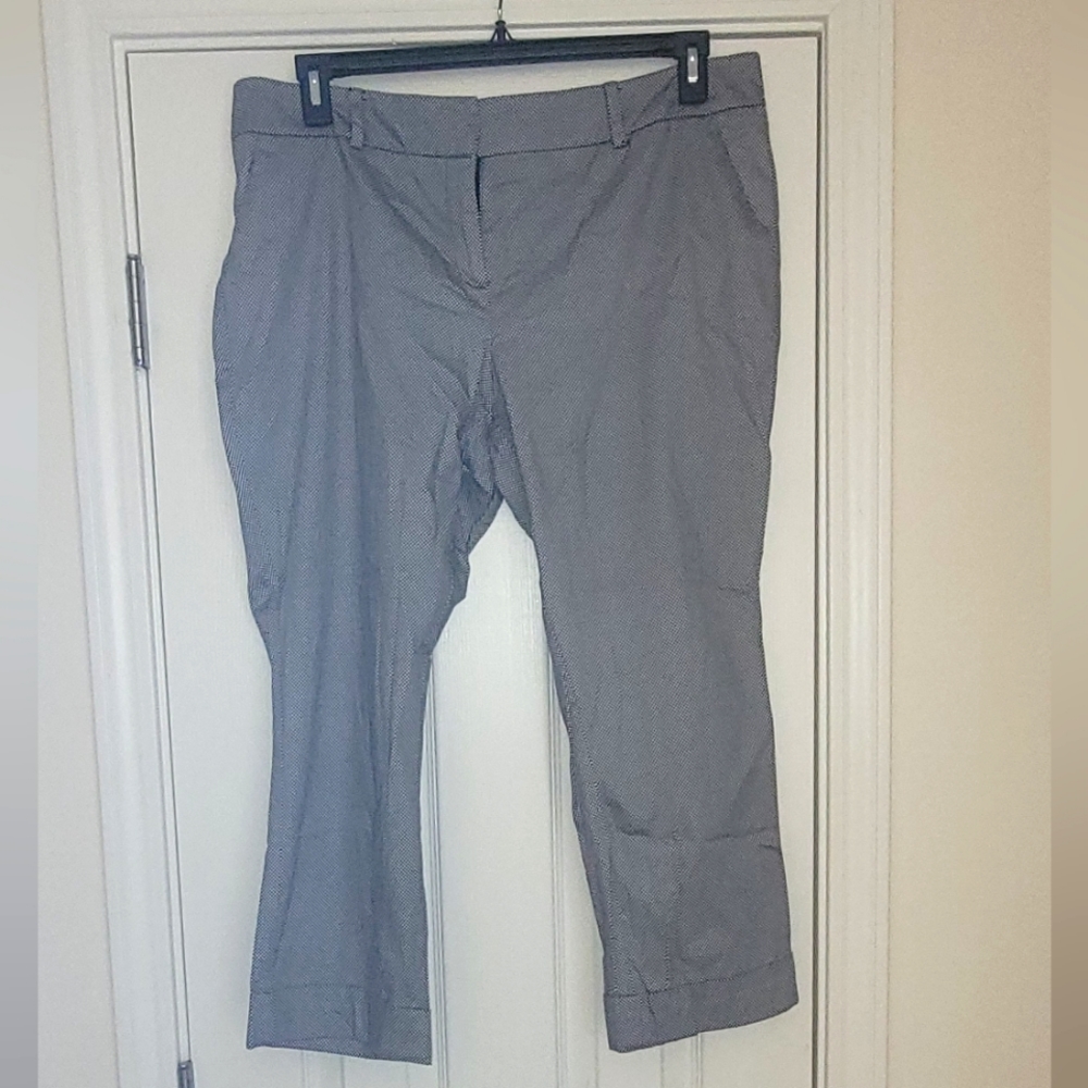Black and white pants (capris)